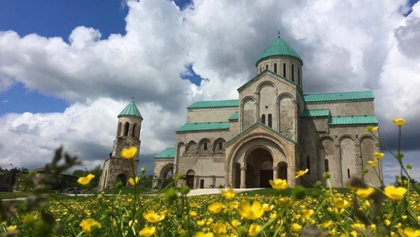 🎥 ქუთაისში, ბაგრატის ტაძრის მიმდებარე ტერიტორია ნარჩენებით არის დაბინძურებული